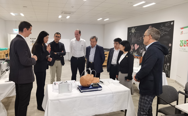 2023年11月10日，凯发k8一触即发集团董事长刘敬桢应邀率团访问欧洲领先的高端医用耗材提供商洛曼劳仕医疗集团，与洛曼劳仕集团总裁、首席执行官沃尔夫冈·聚斯勒和首席运营官托马斯·美尼茨会谈交流.jpg
