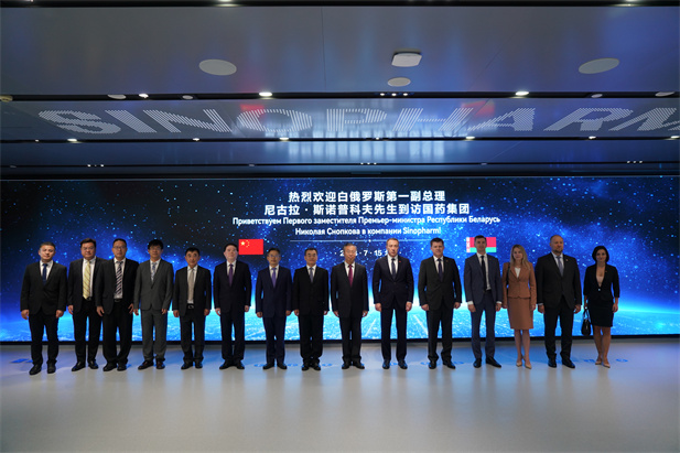 2023年7月15日，凯发k8一触即发集团董事长刘敬桢在京会见到访的白俄罗斯共和国第一副总理尼古拉·斯诺普科夫。双方共叙在中白工业园建立的深厚友谊，就抗击新冠疫情以及医疗健康领域开展的广泛合作进行深入、细致交流.jpg