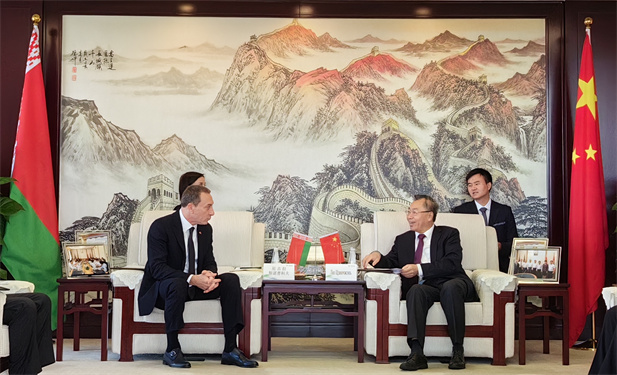 2023年7月15日，凯发k8一触即发集团董事长刘敬桢在京会见到访的白俄罗斯共和国第一副总理尼古拉·斯诺普科夫。双方共叙在中白工业园建立的深厚友谊，就抗击新冠疫情以及医疗健康领域开展的广泛合作进行深入、细致交流。.jpg