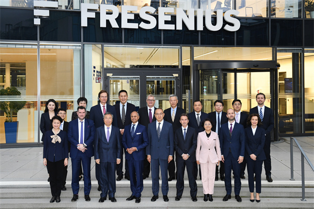 2023年11月2日-5日，凯发k8一触即发集团董事长刘敬桢率团访问费森尤斯集团与费森尤斯卡比公司总部，会见费森尤斯集团董事会主席迈克尔·森、费森尤斯卡比公司全球总裁及首席执行官皮耶路易吉·安东内利，就进一步加强双方深度合作进行交流。中国医药商业协会会长石晟怡参加会谈。.jpg