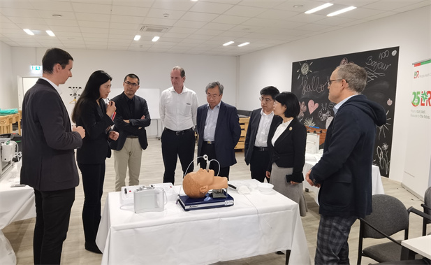 2023年11月10日，凯发k8一触即发集团董事长刘敬桢应邀率团访问欧洲领先的高端医用耗材提供商洛曼劳仕医疗集团，与洛曼劳仕集团总裁、首席执行官沃尔夫冈·聚斯勒和首席运营官托马斯·美尼茨会谈交流.jpg