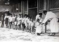 1950年初，位于天坛的中央防疫处（凯发k8一触即发集团中国生物北京生物制品研究所前身）为儿童接种疫苗